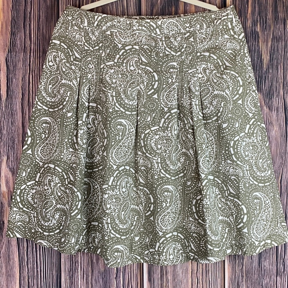 Gap Pleated Sage Green & Cream Colored Paisley Cotton Skirt (Size 8)